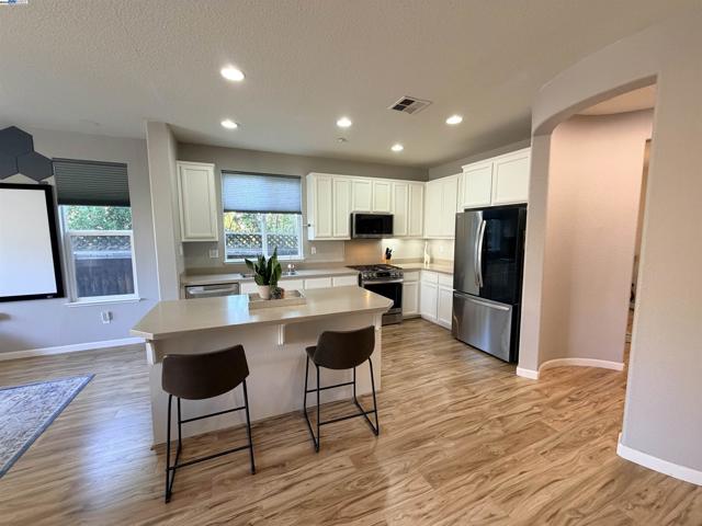 1611 Marina, Brentwood CA: https://media.crmls.org/mediaz/d75e5bc5-84c5-416c-a5d4-38c47ff4deee.jpg