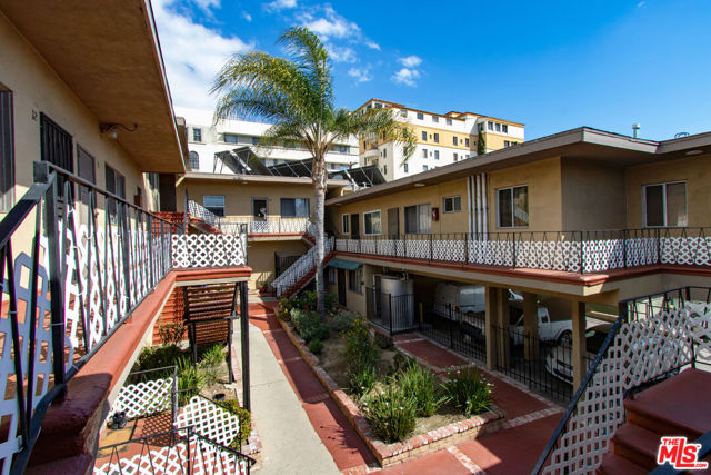 627 Coronado Terrace, Los Angeles CA: https://media.crmls.org/mediaz/d75e7884-b4ef-4513-9d25-3e8cbb405830.jpg