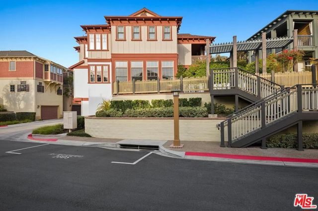 2584 Bungalow Place, Corona del Mar CA: https://media.crmls.org/mediaz/d75f76b3-7d41-463a-8600-a072e5994b55.jpg