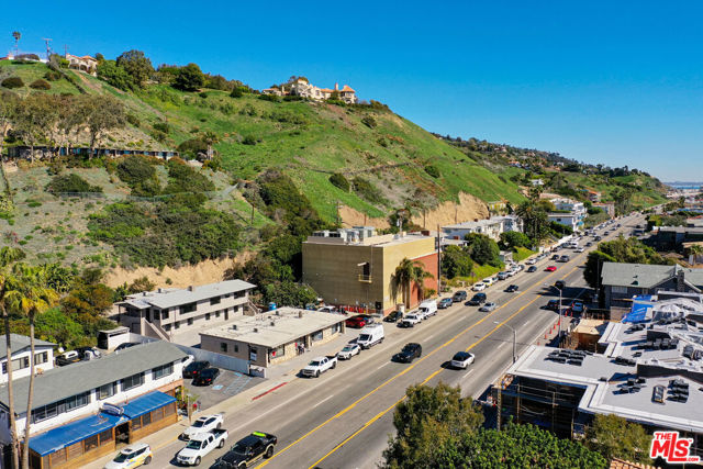 22227 PACIFIC COAST Highway, Malibu CA: https://media.crmls.org/mediaz/d75fafc8-df81-43c8-8369-8456fbd5cfdc.jpg