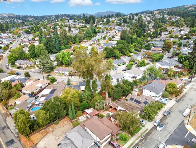 18760 Sandy Rd, Castro Valley CA: https://media.crmls.org/mediaz/d76215ce-1e1d-4913-a7ba-b9395a35a8d5.jpg