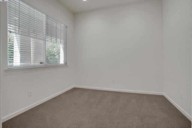 342 Roundhill Dr, Brentwood CA: https://media.crmls.org/mediaz/d76338fe-ad8d-41c7-be66-edc043d96b6c.jpg