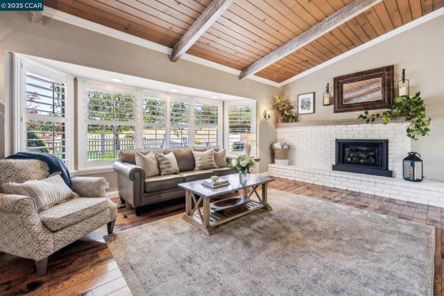 700 Golf Club Way, Pleasant Hill CA: https://media.crmls.org/mediaz/d76458a2-5daa-4156-8f31-fff5a28380b8.jpg