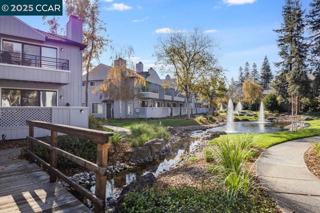 231 Sunspring Ct, Pleasant Hill CA: https://media.crmls.org/mediaz/d76545f7-747c-426f-bcfc-8ccc8e1f61ff.jpg