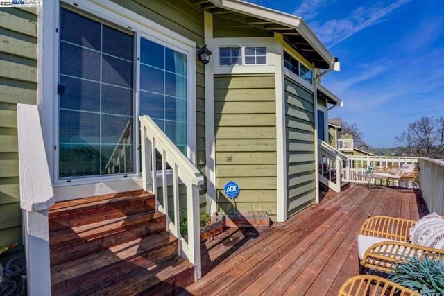 1228 Copper Peak Ln, San Jose CA: https://media.crmls.org/mediaz/d7661188-f4cc-426c-beae-6d510525b464.jpg