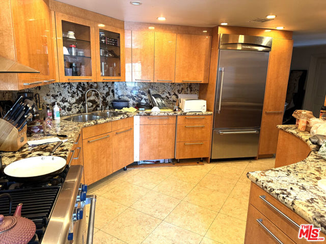 4310 Cahuenga Boulevard, Toluca Lake CA: https://media.crmls.org/mediaz/d7664c7c-2899-405c-9198-6ec582da43d8.jpg