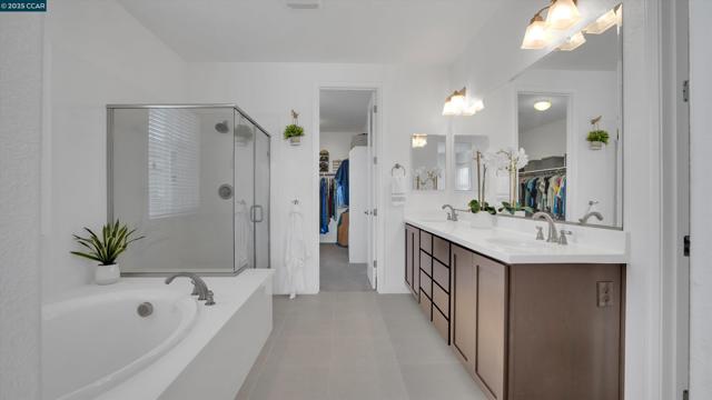 719 Jennifer St, Brentwood CA: https://media.crmls.org/mediaz/d7665f79-b910-454d-b974-c3f170337225.jpg