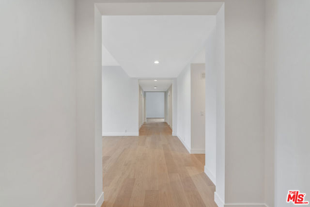 10118 Empyrean Way, Los Angeles CA: https://media.crmls.org/mediaz/d766ef55-ab42-489e-b683-9cef25d41788.jpg