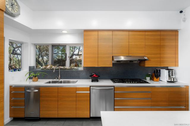 2730 Brant St, San Diego CA: https://media.crmls.org/mediaz/d767e30f-3b2f-4ae4-90da-1e90a23ac876.jpg