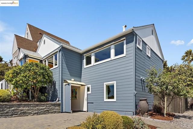 1000 Navellier St, El Cerrito CA: https://media.crmls.org/mediaz/d7680e8e-8621-47f2-a714-de8339ecf21a.jpg