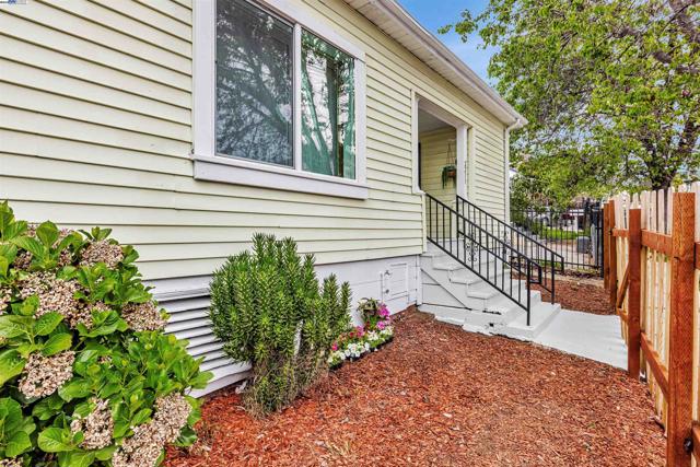 2211 24Th Ave, Oakland CA: https://media.crmls.org/mediaz/d769859a-567e-470d-82de-ed15f9586f32.jpg