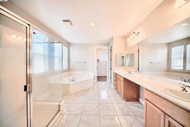 1069 Dry Creek Ct, Lathrop CA: https://media.crmls.org/mediaz/d769c32c-4f30-4157-a725-196a90f45f36.jpg