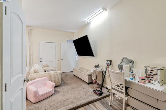 2530 Market St, Oakland CA: https://media.crmls.org/mediaz/d769fdac-902b-491f-9cf0-c3374f3bc7bc.jpg