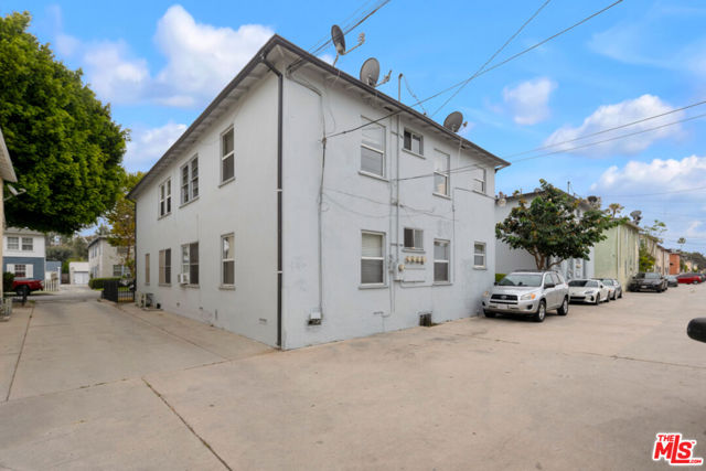 5427 Kinston Avenue, Culver City CA: https://media.crmls.org/mediaz/d76a7a47-da08-45af-85a4-b37417252877.jpg