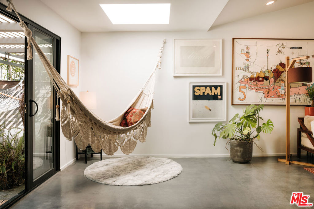 https://media.crmls.org/mediaz/d76d7acb-f509-4573-b5d4-cdcb0ff131bc.jpg?preset=X-Large