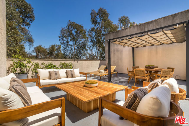 410 S Barrington Avenue, Los Angeles CA: https://media.crmls.org/mediaz/d76d8316-deef-4e0a-a48e-3176315e6e1a.jpg