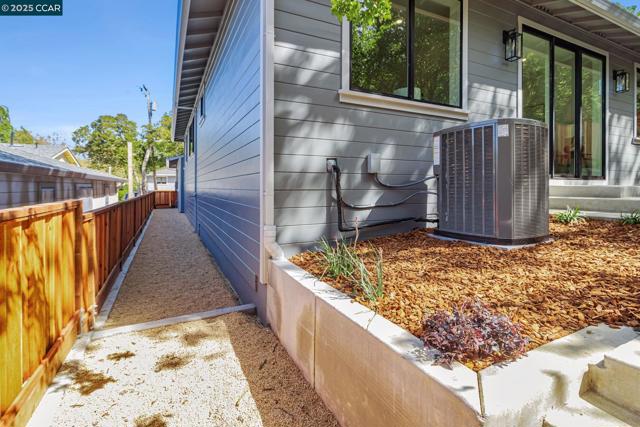 945 Yorkshire Ct, Lafayette CA: https://media.crmls.org/mediaz/d76d8f28-81e3-45ca-b062-8e056fbdc1fc.jpg