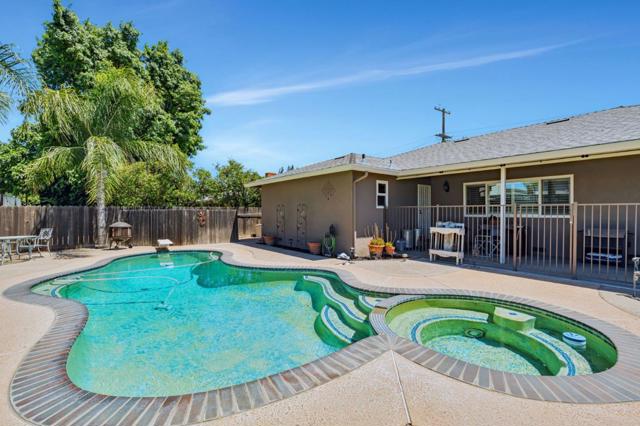 2701 Warwick Lane, Modesto CA: https://media.crmls.org/mediaz/d76dca7c-e3bf-465e-b5e4-5d031acb40bf.jpg