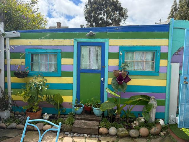 65 Buena Vista Street, Salinas CA: https://media.crmls.org/mediaz/d76df229-a04d-49e0-86b5-31f085dff3e4.jpg