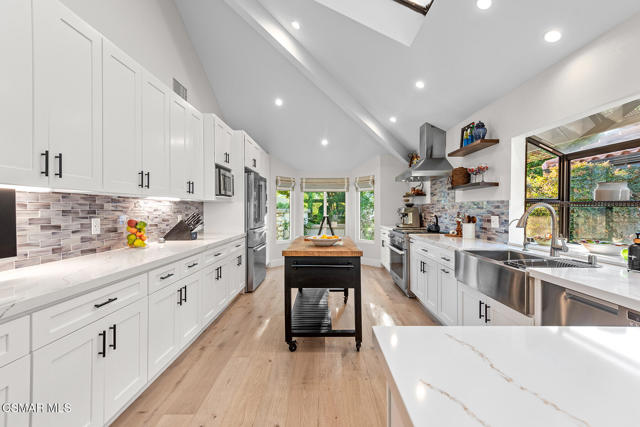 362 Cherry Hills Court, Thousand Oaks CA: https://media.crmls.org/mediaz/d76dfefd-0b4f-417a-883b-a7b8848c9f0f.jpg
