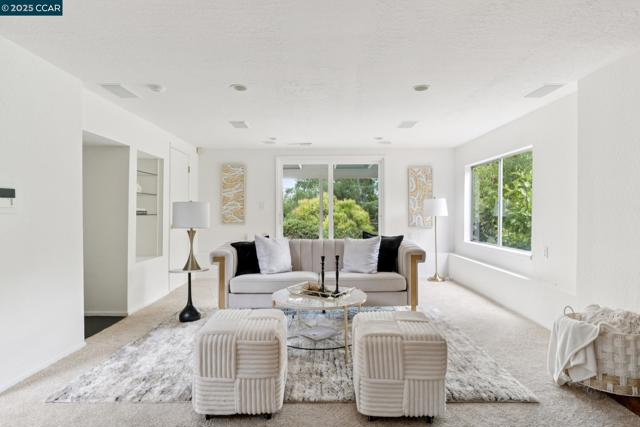 12 La Cresta Rd, Orinda CA: https://media.crmls.org/mediaz/d76ef124-fa5b-4c07-bdf8-2d2e9fd29386.jpg