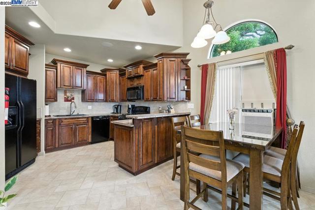 21798 Independent School Rd, Castro Valley CA: https://media.crmls.org/mediaz/d7703523-ec5c-4066-af34-78bfbccc409f.jpg