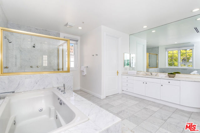 107 N Doheny Drive, Beverly Hills CA: https://media.crmls.org/mediaz/d7711f95-115a-4dd0-bc06-292edf2ad27a.jpg