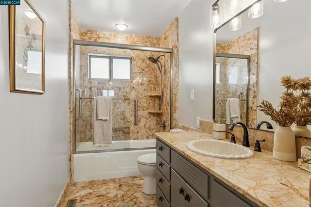 4051 Rhoda Ave, Oakland CA: https://media.crmls.org/mediaz/d771b3ef-2077-4b28-b740-6e5722f24dc8.jpg