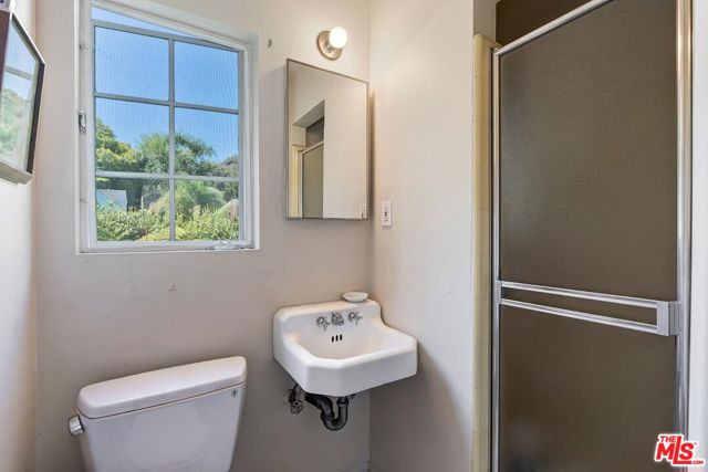 1041 Chantilly Road, Los Angeles CA: https://media.crmls.org/mediaz/d773953f-7219-4a38-b4bb-1cac6edbabda.jpg