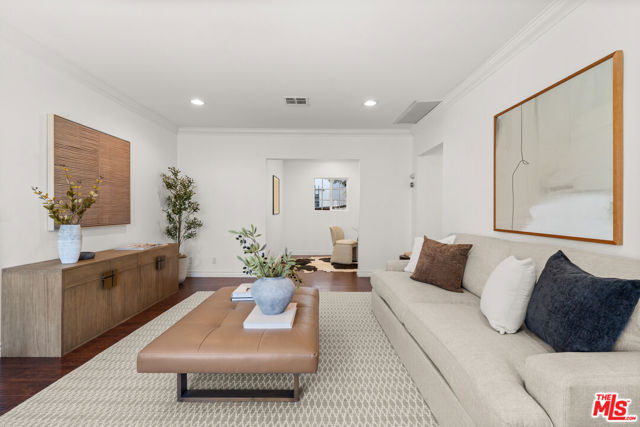 3745 Veteran Avenue, Los Angeles CA: https://media.crmls.org/mediaz/d773cb95-4f17-4588-b30c-5421c0c5d2e8.jpg