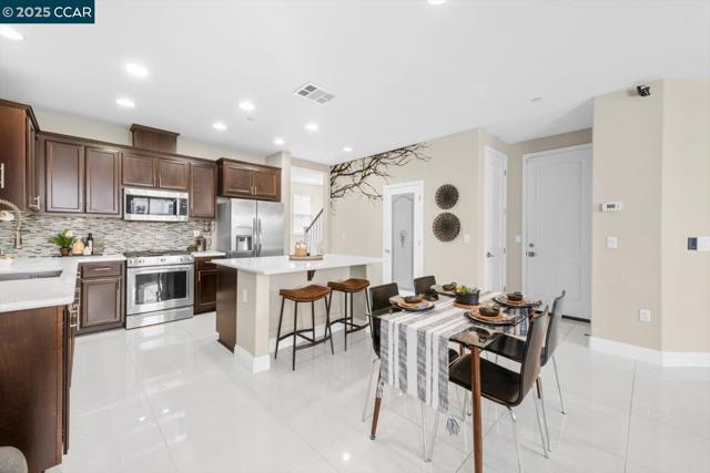 240 Alta St, Brentwood CA: https://media.crmls.org/mediaz/d7742095-3e6b-4a3a-b8bf-9919fffbf80d.jpg