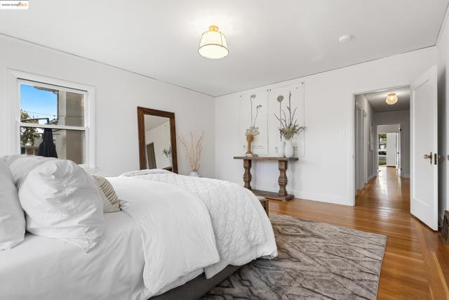1048 Annerley Rd, Oakland CA: https://media.crmls.org/mediaz/d7745005-b5e9-4492-862e-aeedc900fc52.jpg