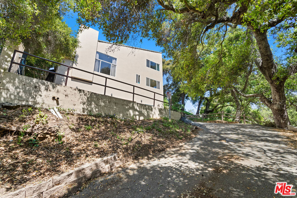 4077 Escondido Drive