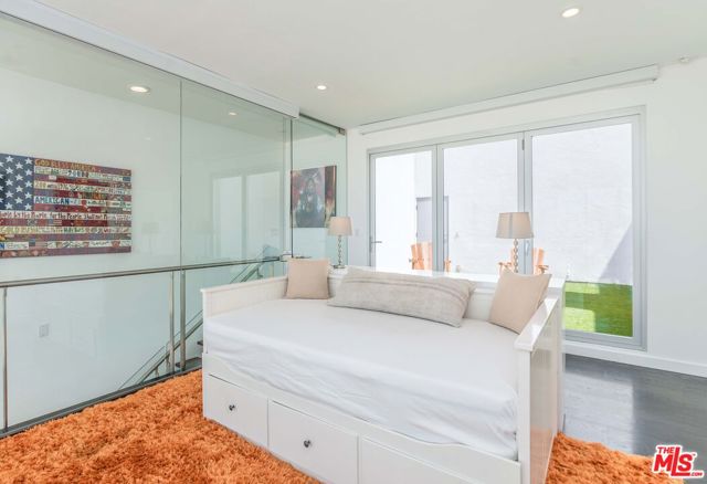 5205 Ocean Front Walk, Marina del Rey CA: https://media.crmls.org/mediaz/d7752b2a-dde9-4c72-bec2-49b018720a99.jpg