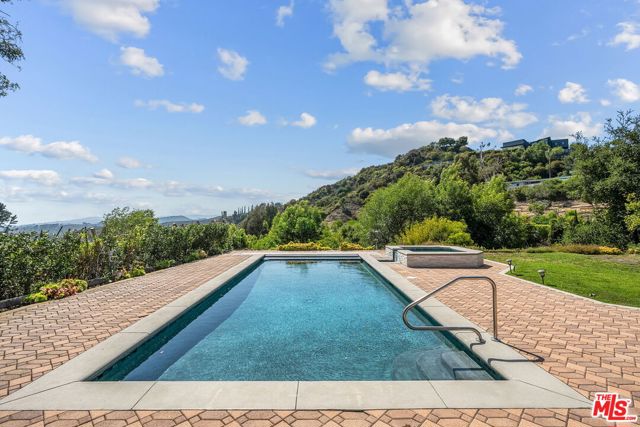 405 Evelyn Place, Beverly Hills CA: https://media.crmls.org/mediaz/d77543e2-3cfc-4aa7-9948-be3bd9c98eb8.jpg