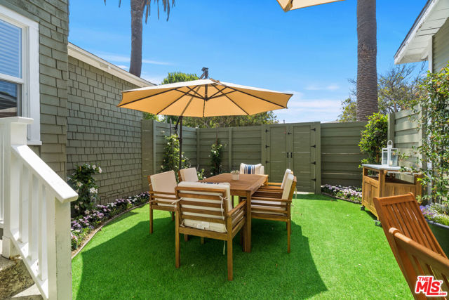 1848 19th Street, Santa Monica CA: https://media.crmls.org/mediaz/d776482c-3d72-4ced-8887-b9c9a1a33cf6.jpg