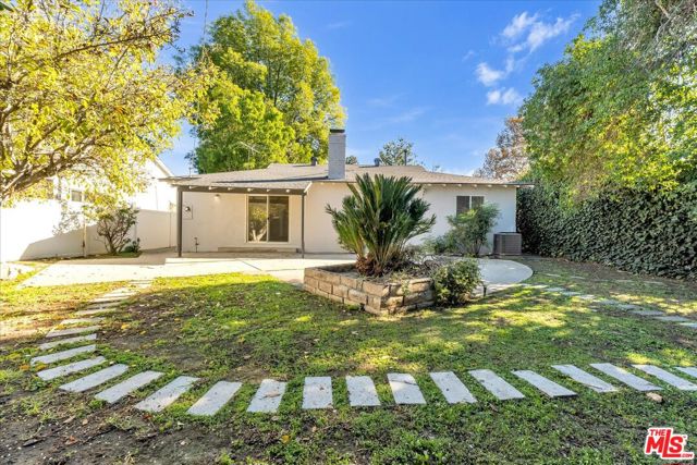 6649 Whitman Avenue, Lake Balboa CA: https://media.crmls.org/mediaz/d7765d08-9a7d-4c94-bf6d-ee7872c7eb03.jpg