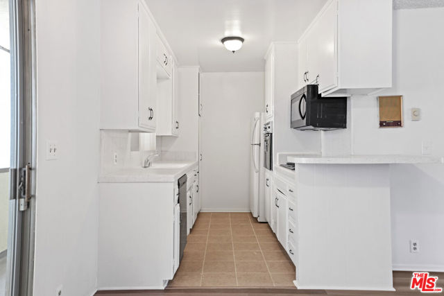 1515 Purdue Avenue, Los Angeles CA: https://media.crmls.org/mediaz/d77666b8-9642-4b81-a28a-9c03f06b5430.jpg