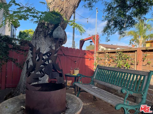547 Brooks Avenue, Venice CA: https://media.crmls.org/mediaz/d7767e0a-85b5-44b5-893e-84fa4876941e.jpg