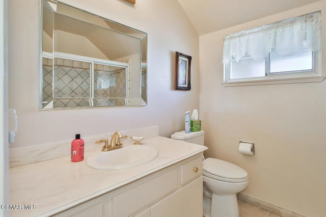 5260 Edgeware Drive, Calabasas CA: https://media.crmls.org/mediaz/d7775069-d7aa-424c-870b-4d97211513c7.jpg