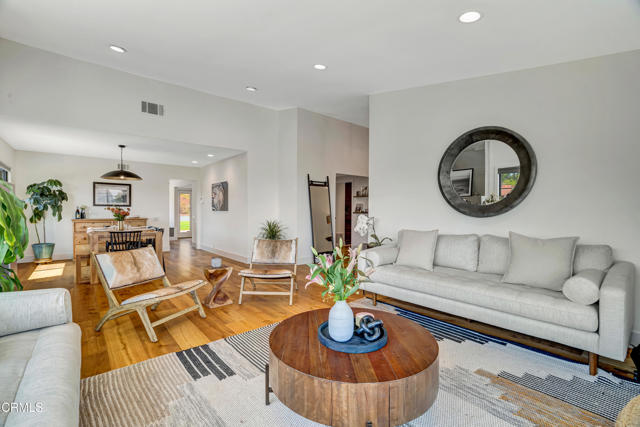 1136 Horizon Drive, Ventura CA: https://media.crmls.org/mediaz/d777f13f-2f03-49ef-821b-b5f37938a359.jpg