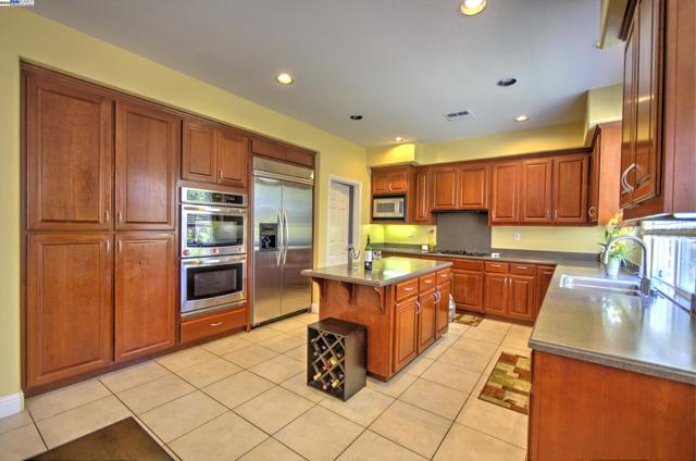 5481 Aspen St, Dublin CA: https://media.crmls.org/mediaz/d7781e6e-3b5e-43e6-8bc1-b638853add17.jpg