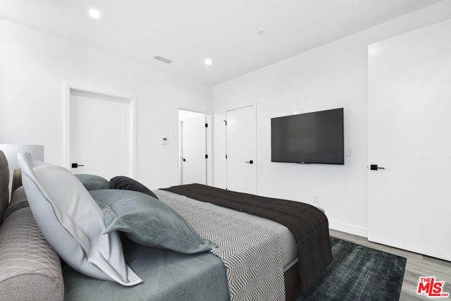 421 S Wilton Place, Los Angeles CA: https://media.crmls.org/mediaz/d7783927-0ae5-46e6-8029-df47fdd1bd2d.jpg