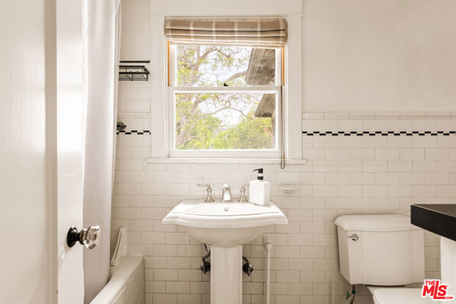 847 S Longwood Avenue, Los Angeles CA: https://media.crmls.org/mediaz/d7790fdf-3e6f-4e83-8c53-54c726368e5d.jpg