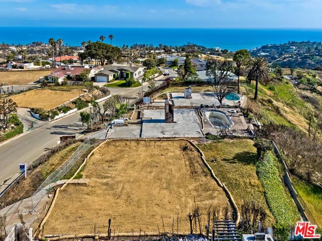 917 Enchanted Way, Pacific Palisades CA: https://media.crmls.org/mediaz/d77917db-7101-4f1a-b951-d20f8094b93c.jpg
