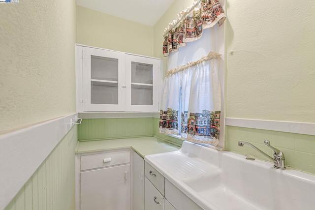 1540 16th Ave, Oakland CA: https://media.crmls.org/mediaz/d7791f2b-3fc6-4bf8-9511-2e8479b8de4c.jpg