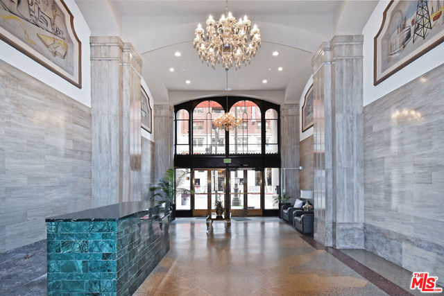 939 S Broadway, Los Angeles CA: https://media.crmls.org/mediaz/d779269f-e50e-43c7-abd0-c78057d052a0.jpg