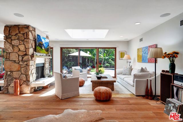 30612 Sicomoro Drive, Malibu CA: https://media.crmls.org/mediaz/d77978c5-40dc-4a42-9c16-02119b00a04d.jpg