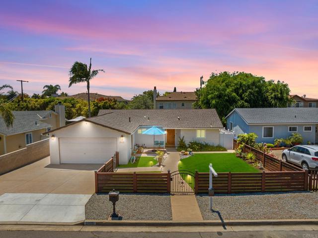 Detail Gallery Image 3 of 38 For 3925 Linmar Ln, Carlsbad,  CA 92008 - 3 Beds | 2 Baths