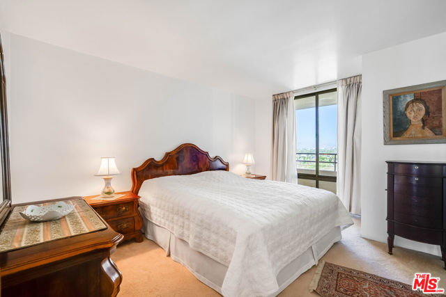 4335 S Marina City Drive, Marina del Rey CA: https://media.crmls.org/mediaz/d77ad213-f161-4f6d-8d39-f3e1daebe643.jpg